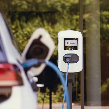 Auto laedt an Ladestation